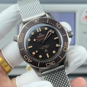 OR Factory Anodized Aluminum Metal Bezel and Dial! Omega's 007 Movie "No Time to Die" Edition Watch — "Seamaster Diver 300M 007 Edition". This timepiece was co-designed by OMEGA and Bond actor Daniel Craig, featuring a retro yet robust style that instantly catches the eye.The 42mm case is specially crafted from Grade 2 titanium—a material frequently used in aerospace technology for its exceptional strength, ultra-lightweight properties, and outstanding wear resistance. Features a domed sapphire crystal. Powered by OR Factory's exclusive custom-developed replica 8806 integrated movement (without calendar function). OR Factory delivers authentic quality! Welcome to experience it!